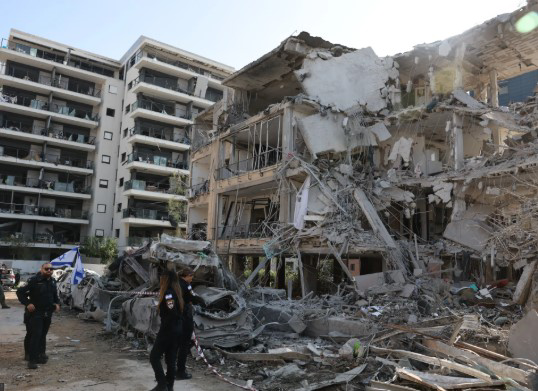 اخر تطورات حرب إيران ... استهداف مكتب نتنياهو وضربات تطال مطار بن غوريون وبئر السبع